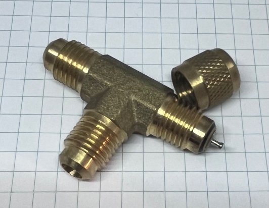 T-kus 7/16"UNF s ventilkem A-31444 (Refco)